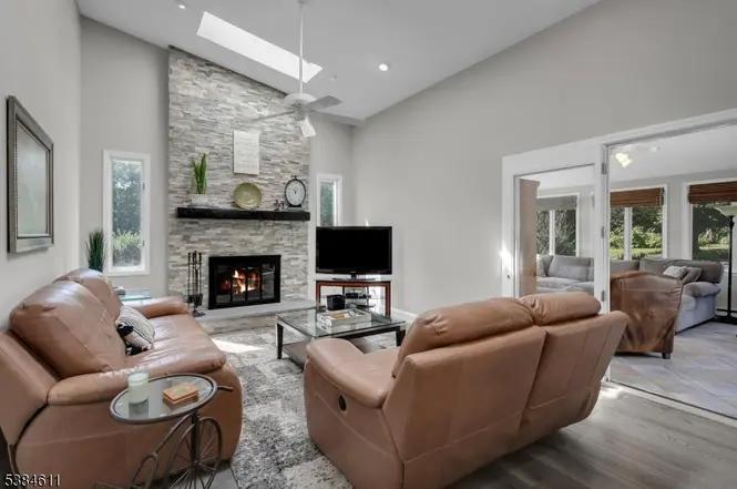 Sale Photo Thumbnail #8