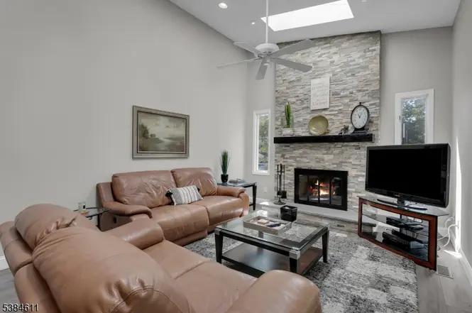 Sale Photo Thumbnail #9