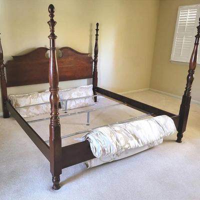 4-poster King Bed & Bedding (BR1)