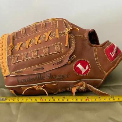 Louisville Slugger HGB9 "The Softballer" RH Glove