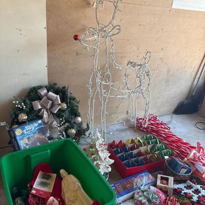 Christmas Decor Lot (2)