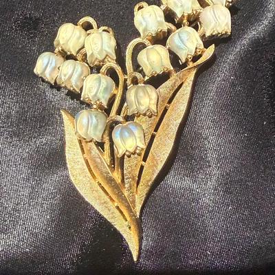 Crown Trifari Lily of the Valley Brooch – Vintage 1950s Gold-Tone Floral Pin with Iridescent Lucite 