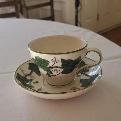 Set of 8 wedgewood napoleon ivy teacups and saucers