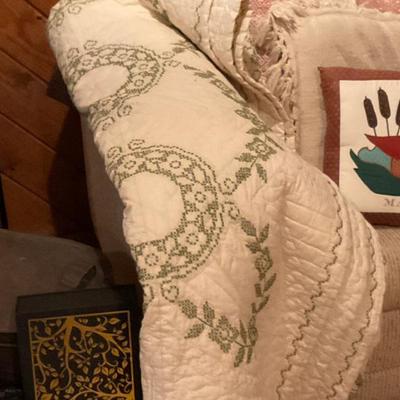 Sale Photo Thumbnail #149: Vintage Quilt