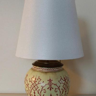 Vintage Ceramic Lamp with Filigree Finial – Mid-20th Century

