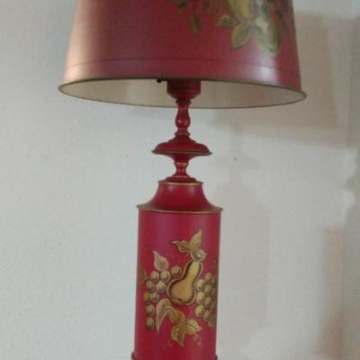 Red Toleware Table Lamp with Hand-Painted Fruit Design – Mid-20th Century
