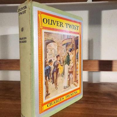 Oliver Twist by Charles Dickens – Illustrated Vintage Edition