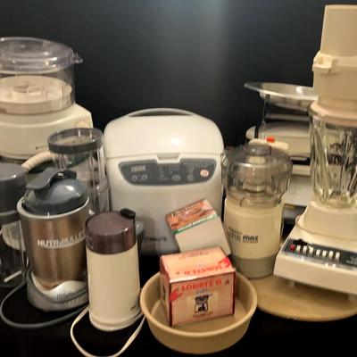 Kitchen Appliance Collection Featuring Kitchen Pro Breadmaker, Hamilton Beach Blender & NutriBullet