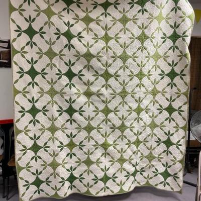 WHITE/GREEN QUILT