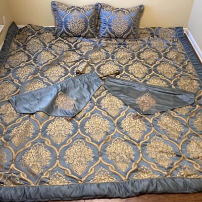 Queen (?) Size Comforter (measurements In Pics), Pillow Covers & Matching Drapes 