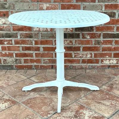 White Cast Aluminum Round Table 