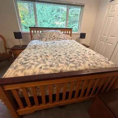 Queen size bedframe
