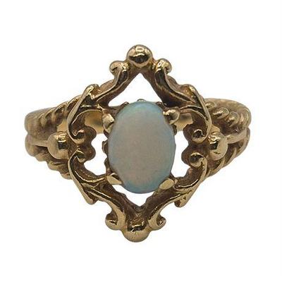 Lot 030  
18K Yellow Gold Opal Ring