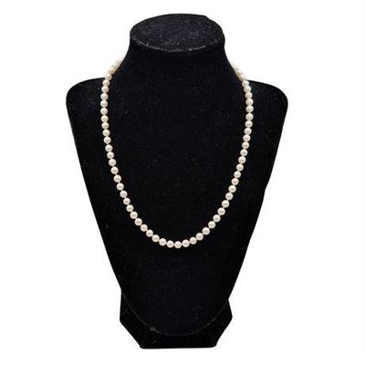 Lot 004  
Cultured 5mm Pearl Necklace
