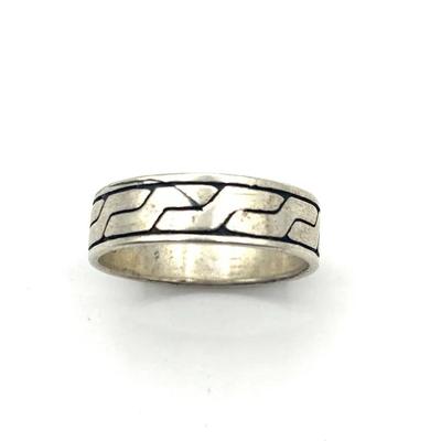 Silver Tone Ring Band With A Braided Or Woven Geometric Design Size 7.5