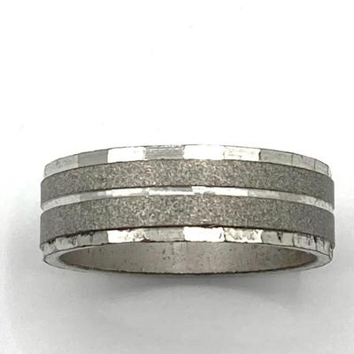 Silvertone Ring With Textured Etching Size 7.5