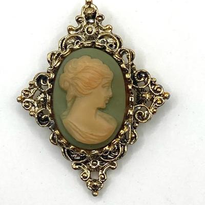 Vintage Gerry’s Cameo Brooch Pin Pendant Victorian Gold Tone Green