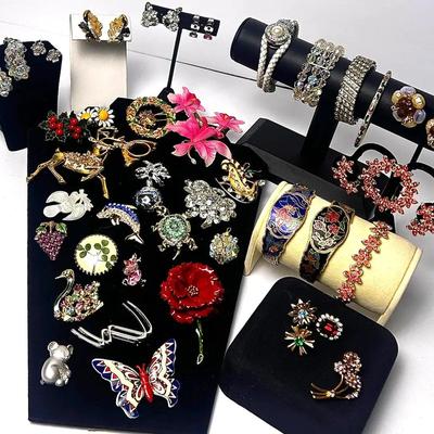 Vintage/Vintage Style Costume Jewelry: Brooches, Clip-on Earrings, & More 