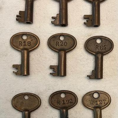 9 - Vintage Brass Fraim Skeleton Keys #1