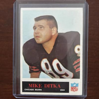1965 Philadelphia Football Card. Mike Ditka - Chicago Bears. Card #19