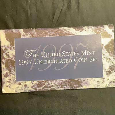 The United States Mint - 1997 Uncirculated Coin Set 