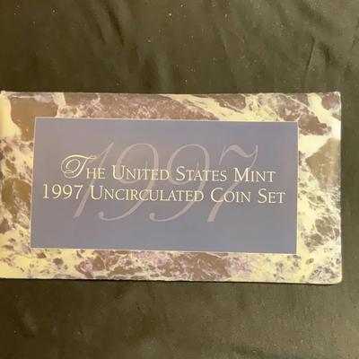 The United States Mint - 1997 Uncirculated Coin Set 