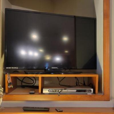 Sale Photo Thumbnail #35: Magnavox TV