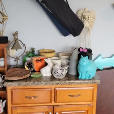 Sale Photo Thumbnail #215: Bakers Stand and Planters 