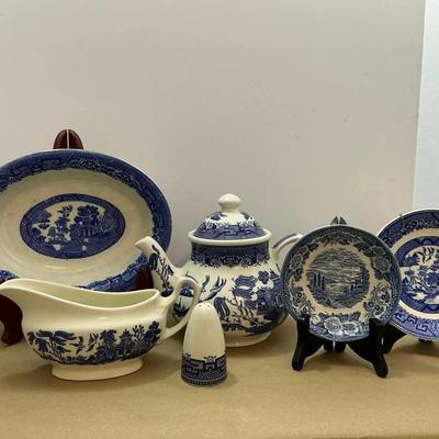6pc Vintage Blue and White Pottery From Churchill Blue Willow, Homer Laughlin And Royal Warwick