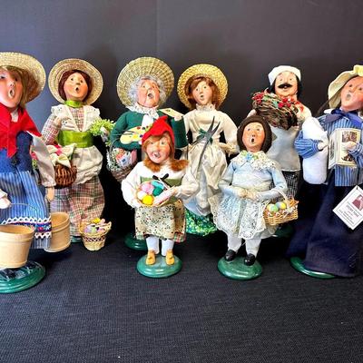 Byers' Choice Carolers 6 Adults and 2 Children