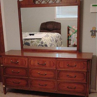 Vintage Bedroom Dresser W/ Mirror Dresser:63.5x18.5x31 Mirror:38x44.5x1