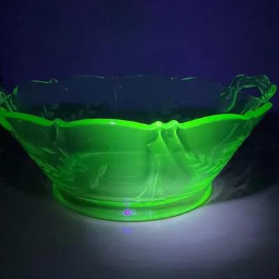 Vintage Vaseline Uranium Green Glass Serving Bowl 
