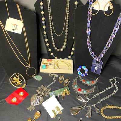 Costume Jewelry W/ Brooches, Necklaces, Earrings & Rings
