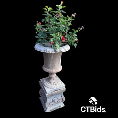 DS328 - Concrete Pedestal And Urn 