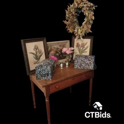 DS214 - Desk With Floral Decor