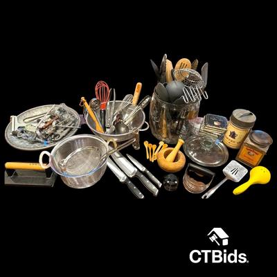 DS515 - Kitchen Miscellaneous Group, Gadgets And Tools 