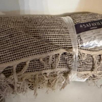 DS324 - Safavieh Area Rug