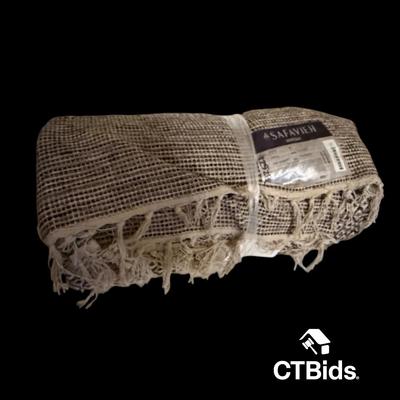 DS324 - Safavieh Area Rug