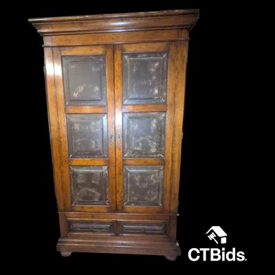 DS425 - Large Armoire with padded panels