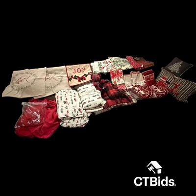 DS313 - Holiday - Lot 7 - Textiles