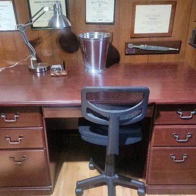 Executive Style Desk And Accessories 