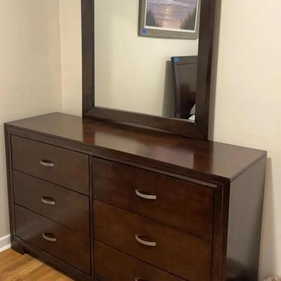 Dresser With Mirror