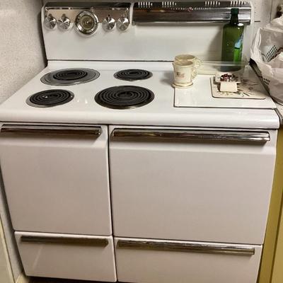Sale Photo Thumbnail #19: Vintage 1950s general electric stratoliner stove