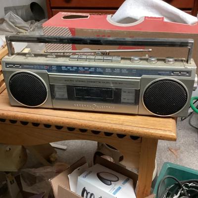 Sale Photo Thumbnail #26: Vintae ge am fm stereo cassette boombox