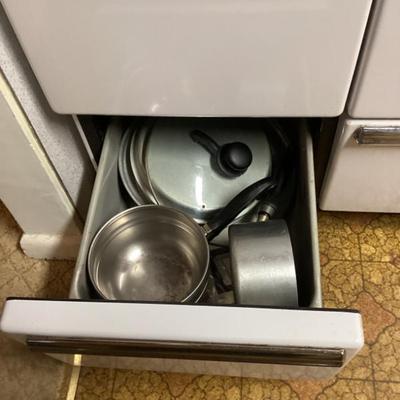 Sale Photo Thumbnail #163: Pots and pans