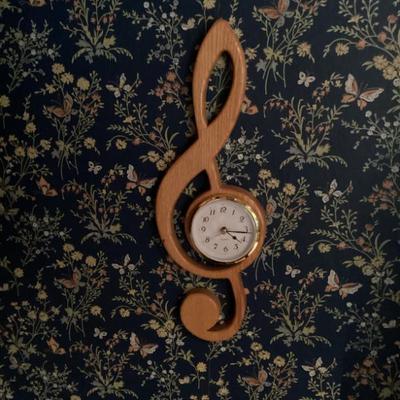 Sale Photo Thumbnail #113: Treble clef wall clock