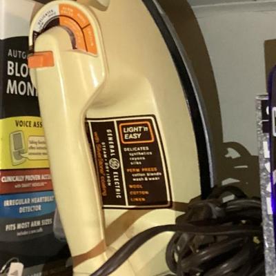 Sale Photo Thumbnail #30: Vintage general electric light n easy steam iron