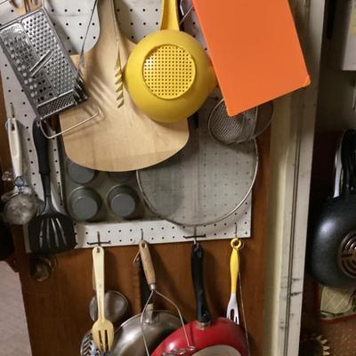 Sale Photo Thumbnail #148: Collander and cutting board