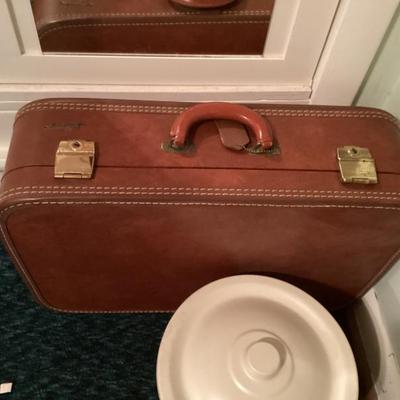 Sale Photo Thumbnail #38: Vintage starline suitcase aka lady baltimore suitcase