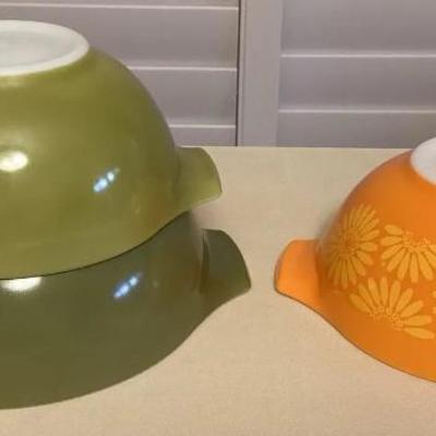 MMP141 Three Vintage Pyrex Cinderella Nesting Mixing Bowls 